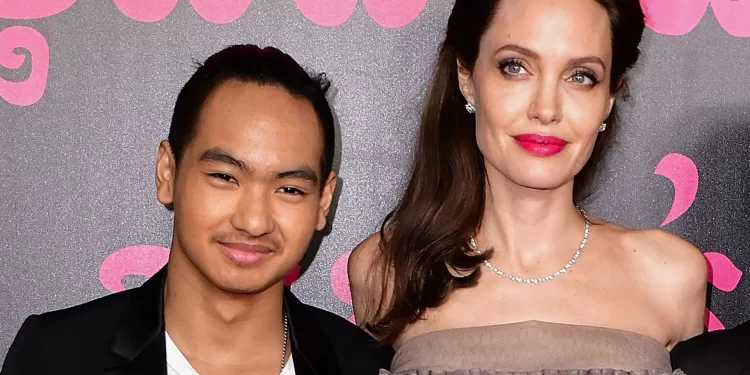 Angelina Jolie'nin oğlu Maddox pilot oldu! 1 Angelina Jolie'nin oğlu Maddox, pilotluk eğitimi alarak lisans sahibi oldu. Maddox, annesi gibi gökyüzüne açıldı.