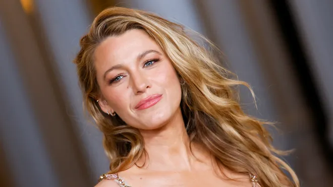 Blake Lively’den çarpıcı suçlama 1 Blake Lively, başrolü ve yönetmenliği üstlenen Justin Baldoni’yi, film setinde cinsel tacizde bulunmak ve itibarını zedelemeye çalışmakla suçladı.