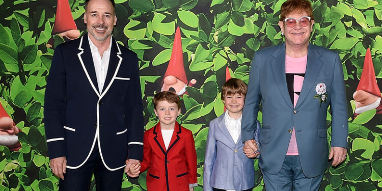 Elton John çocuklarını sade bir yaşamla yetiştiriyor 1 Ünlü şarkıcı Elton John ve eşi David Furnish, çocukları Zachary ve Elijah'ı sade bir yaşamla büyütüyor.