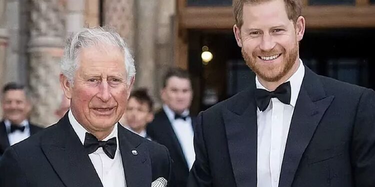 Kral Charles, oğlu Harry'nin fotoğraflarını Highgrove Evi'nde sergiliyor 1 Kral Charles, Gloucestershire’daki Highgrove Evi'nde oğlu Prens Harry ile duygusal anılarını yansıtan iki özel fotoğrafı sergiliyor.