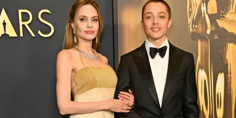 Angelina Jolie ve Oğlu Knox’tan Yangın Mağdurlarına Destek 1 Los Angeles’taki büyük yangınlar devam ederken, Angelina Jolie ve oğlu Knox, yangından etkilenenler için yardım malzemeleri topladı.