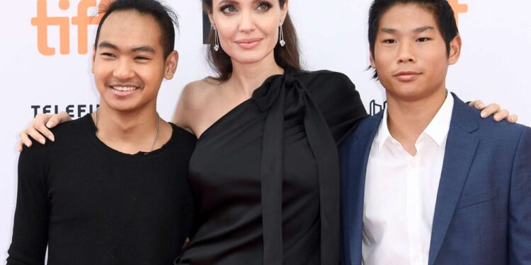 Angelina Jolie’nin Oğlu Pax Thien, son sekiz ayda üçüncü kez kaza geçirdi 1 Angelina Jolie ve Brad Pitt’in 21 yaşındaki oğlu Pax Thien Jolie-Pitt, Los Angeles'ta e-bisikletiyle bir arabaya çarptı.