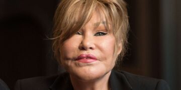 Estetik operasyonlarıyla "Kedi Kadın" olarak anılan Jocelyn Wildenstein, Paris'te geçirdiği akciğer embolisi sonucu hayatını kaybetti.