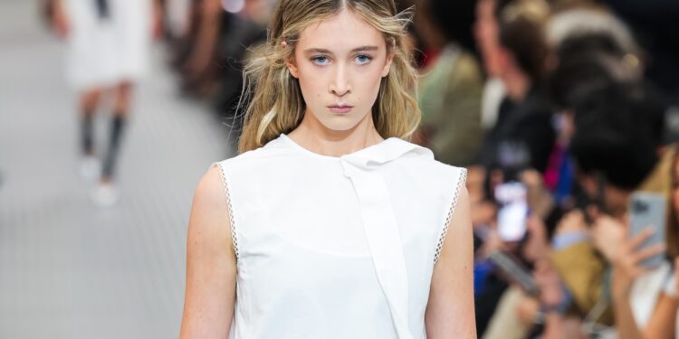 Nicole Kidman’ın kızı Sunday Rose Paris Moda Haftası’nda podyuma çıktı 1 Nicole Kidman’ın kızı Sunday Rose, Paris Moda Haftası’nda podyuma çıkarak dikkat çekti.