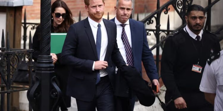 Prens Harry ve Rupert Murdoch'un gazete grubu yargı karşısında 1 Prens Harry, News Group Newspapers’a karşı özel hayatının ihlali iddiasıyla açtığı davada hakkını arıyor.