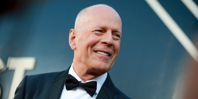 Bruce Willis’ın teşhisinde geç kalındı 1 Hollywood yıldızı Bruce Willis, 2022 yılında afazi teşhisi konduktan sonra oyunculuğu bıraktı.