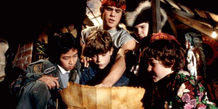 Define Avcıları 40 yıl sonra geri dönüyor 1 Sinema dünyasının unutulmaz yapımlarından biri olan Define Avcıları (The Goonies), 40 yıl sonra devam filmiyle geri dönüyor.
