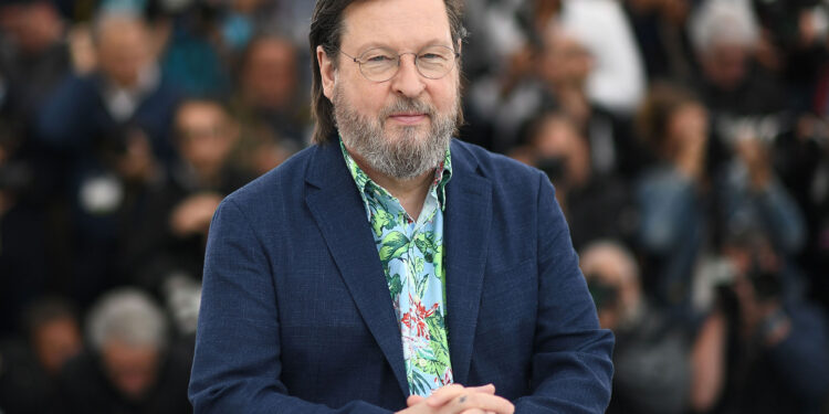 Ünlü yönetmen Lars von Trier bakım merkezine yerleştirildi 1 Danimarkalı ünlü yönetmen Lars von Trier, Parkinson hastalığının ilerlemesi nedeniyle özel bir bakım merkezinde tedavi altına alındı.