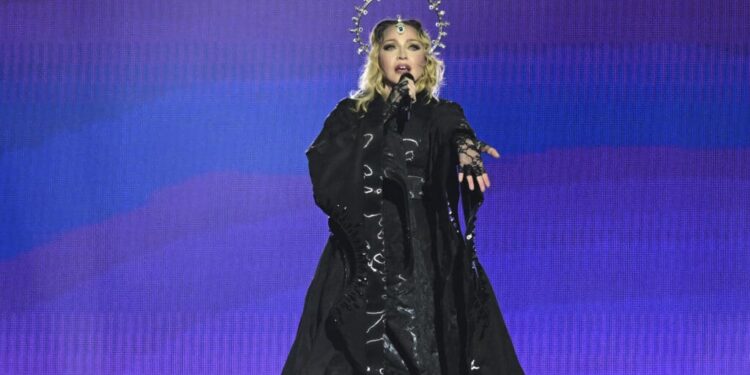 Madonna'dan Trump'ın "Kral" paylaşımına sert tepki 1 Madonna, ABD Başkanı Donald Trump’ın kendisini "kral" ilan eden paylaşımına sosyal medyada tepki gösterdi.