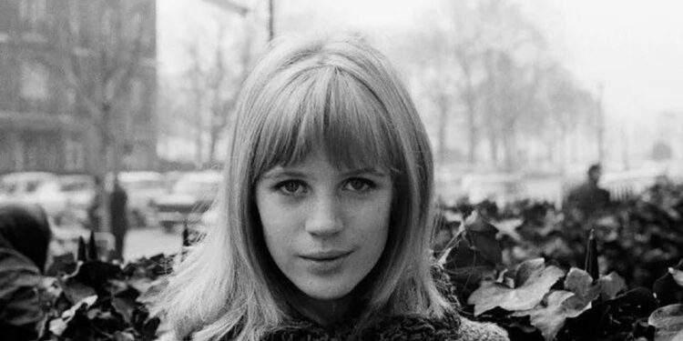 Efsanevi şarkıcı Marianne Faithfull 78 yaşında hayatını kaybetti 1 "As Tears Go By" şarkısıyla tanınan Marianne Faithfull, 78 yaşında Londra’da ailesinin yanında hayatını kaybetti.