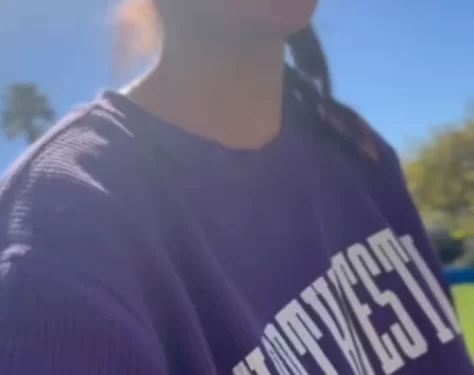 Meghan Markle, Prenses Diana’nın ikonik kolej sweatshirt’ünü giydi 1 Meghan Markle, Prenses Diana'nın 90'larda giydiği ünlü Northwestern Üniversitesi sweatshirt’ünü giyerek nostaljik bir moda anına imza attı.