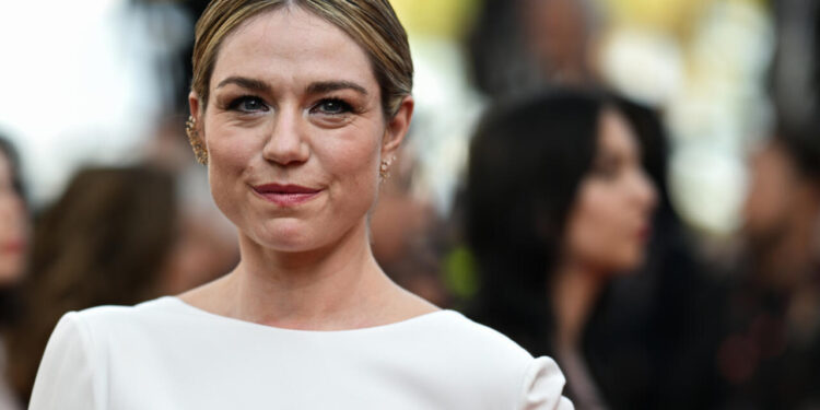 Belçikalı Oyuncu Émilie Dequenne Hayatını Kaybetti 1 Ünlü oyuncu Émilie Dequenne, nadir görülen bir kanser nedeniyle 43 yaşında hayatını kaybetti.