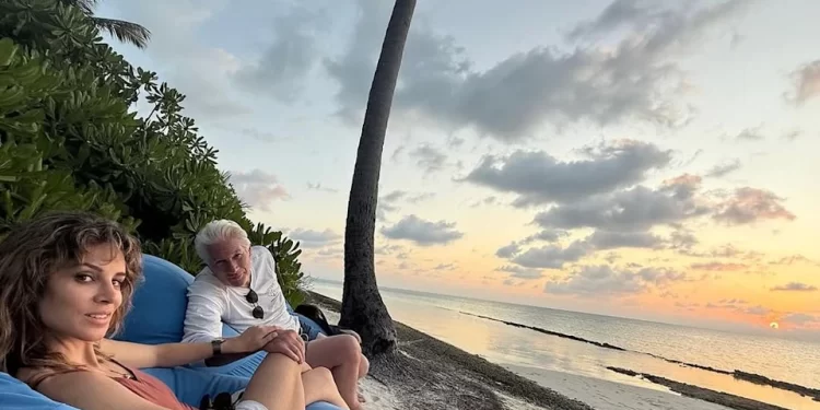 Richard Gere ve Alejandra Silva, Maldivler Tatilinde 1 Ünlü Hollywood yıldızı Richard Gere ve eşi Alejandra Silva, Maldivler'de lüks bir tatilin keyfini çıkarıyor.