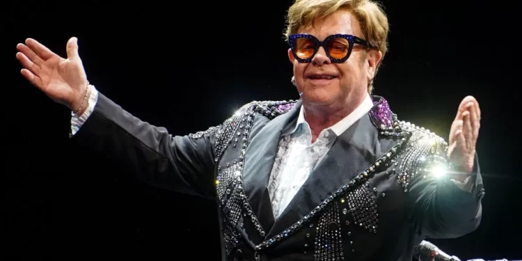 Elton John’dan tarihi başarı 1 Elton John, Brandi Carlile ile ortak çalışması “Who Believes In Angels?” albümüyle müzik listelerinde 10’uncu kez birinci sıraya yerleşti.