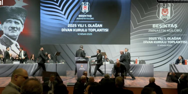 Hasan Arat’a yumruklu saldırı 1 Beşiktaş Divan Kurulu'nda konuşma yapan Hasan Arat'a yönelik fiziki müdahale iddiası gündeme bomba gibi düştü.