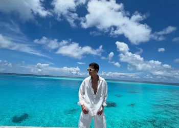 Bollywood’un ünlü yönetmeni Karan Johar, Maldivler tatilinden paylaştığı stil sahibi karelerle sosyal medyada büyük ilgi topladı.