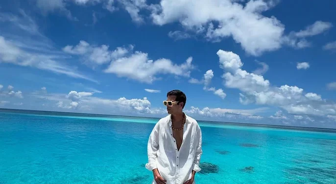 Karan Johar’dan Maldivler tatili 1 Bollywood’un ünlü yönetmeni Karan Johar, Maldivler tatilinden paylaştığı stil sahibi karelerle sosyal medyada büyük ilgi topladı.
