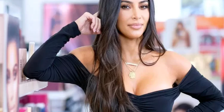 Soyguncu Kim Kardashian'dan özür dileyecek 1 Paris'te 2016 yılında Kim Kardashian’ın milyonlarca dolar değerindeki mücevherlerinin çalındığı silahlı soygunla ilgili dava başladı.