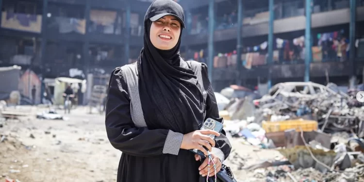 Fatma Hassona'nın sesi Cannes'da yankılandı 1 Filistinli genç foto muhabiri Fatma Hassona, “sadece bir sayı olarak ölmemek” için yaşadı ve kamerasıyla direndi.