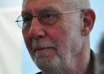 "Ellerimde Çiçekler" ve "Aşk Layık Olanda Kalmalı" gibi unutulmaz şarkılara imza atan İlhan Şeşen, 77 yaşında hayatını kaybetti.