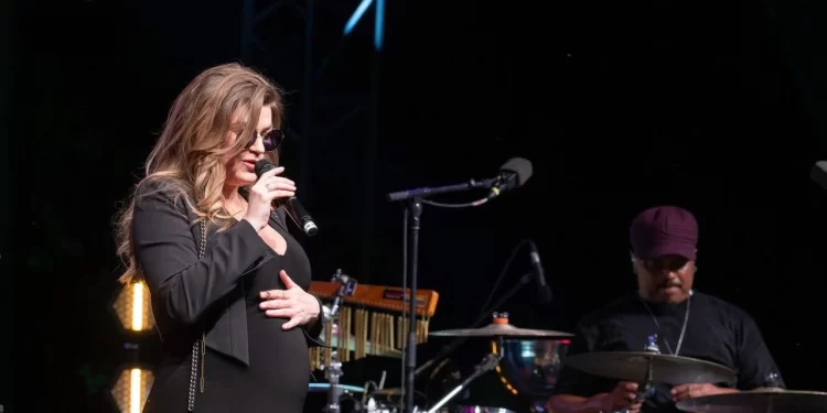 Melody Gardot Antalya’da müzikseverleri büyüledi 1 Dünyaca ünlü sanatçı Melody Gardot, 8. Akra Caz Festivali kapsamında Antalyalı dinleyicilere unutulmaz bir konser verdi.