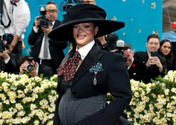 Met Gala 2025 kırmızı halıyla başladı 15 New York’ta bu yıl "Superfine: Tailoring Black Style" temasıyla düzenlenen Met Gala, yıldızların göz kamaştıran kıyafetleriyle gündeme oturdu.