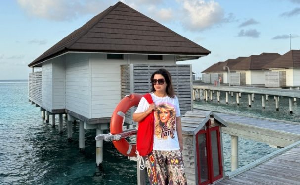 Farah Khan'dan Maldivler pozu 1 Farah Khan, YouTube videolarıyla tanınan aşçısı Dilip’le birlikte Maldivler’e tatile çıktı.