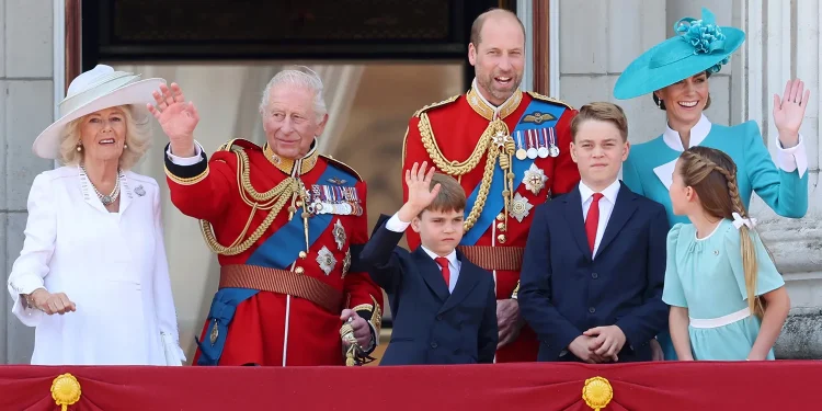 Trooping the Colour'da kraliyet çocukları ilgi odağı oldu 1 İngiltere’de her yıl düzenlenen Trooping the Colour töreni bu yıl da kraliyet ailesinin geniş katılımıyla gerçekleşti.
