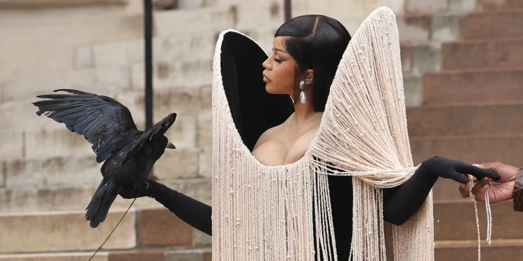 Cardi B, canlı kargayla Paris’te podyuma çıktı! 1 Paris Couture Haftası’nda bu yıl açılış, ışıltılı elbiselerden değil, canlı bir kargayla podyuma çıkan Cardi B’den geldi.