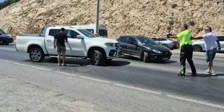 Dilan Çıtak “Dur” ihtarına uymadı gözaltına alındı 1 İbrahim Tatlıses’in kızı Dilan Çıtak, Bodrum’da polisin “dur” ihtarına uymayıp aracıyla kaçmaya çalıştı. Polis havaya ateş açarak şarkıcıyı durdurdu.