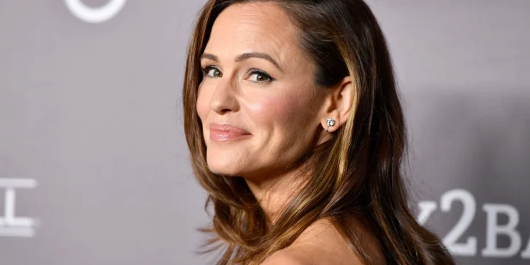 Jennifer Garner Disney’de çocuklarla buluştu 1 Walt Disney World’deki etkinlikte Once Upon a Farm markasını tanıtan Jennifer Garner, çizgi film karakterleriyle dans etti