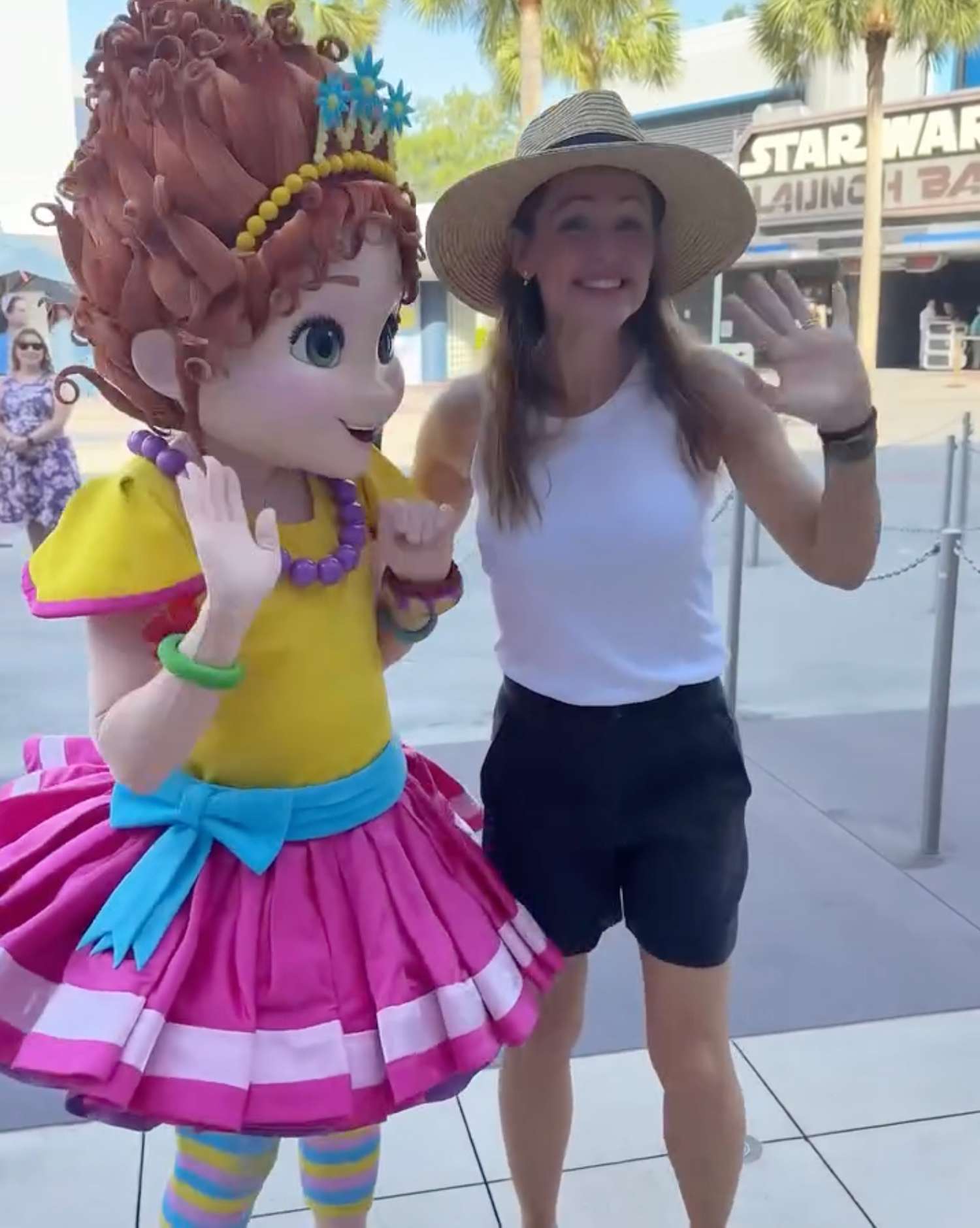 Jennifer Garner Disney’de çocuklarla buluştu 2 jennifer garner