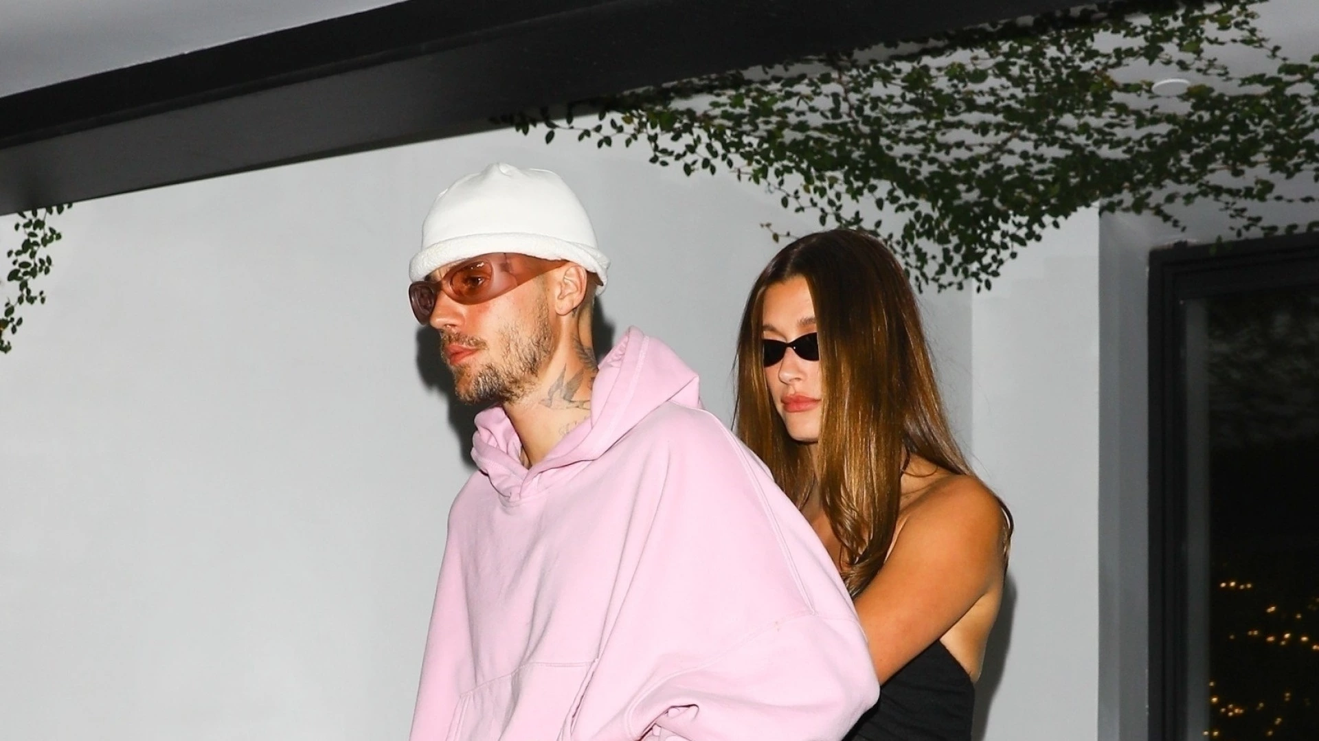 Yeni albüm kutlamasında objektiflere el ele yakalanan Justin ve Hailey Bieber çifti, evlilikleriyle ilgili çıkan söylentileri geride bıraktıklarını gösterdi.