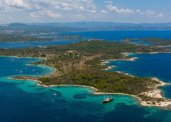 Halkidiki'de kendi villanıza uzanan yeni hayat 12 Kuzey Yunanistan’ın sakin tatil cenneti Halkidiki, son yıllarda lüks plaj kulüpleri, yüksek fiyatlı hizmetler ve gece boyu süren etkinliklerle bambaşka bir kimliğe büründü.