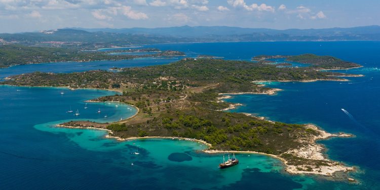Halkidiki'de kendi villanıza uzanan yeni hayat 1 Kuzey Yunanistan’ın sakin tatil cenneti Halkidiki, son yıllarda lüks plaj kulüpleri, yüksek fiyatlı hizmetler ve gece boyu süren etkinliklerle bambaşka bir kimliğe büründü.
