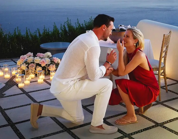 Lady Eliza Spencer, Yunanistan’ın Santorini adasında uzun süredir birlikte olduğu Channing Millerd’in evlilik teklifini kabul etti.