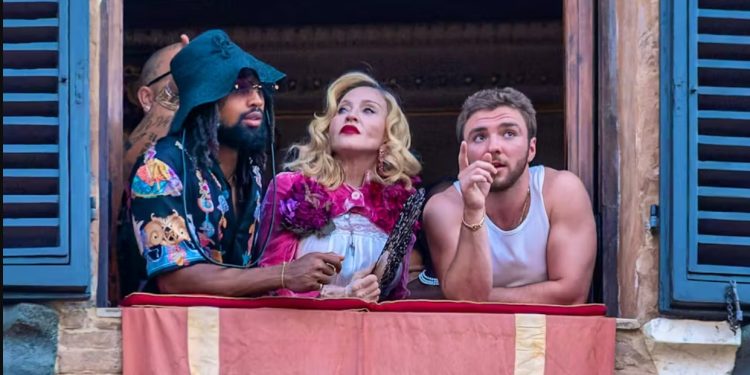 Dünyaca ünlü şarkıcı Madonna, doğum gününde Siena’daki tarihi Palio at yarışını izledi.