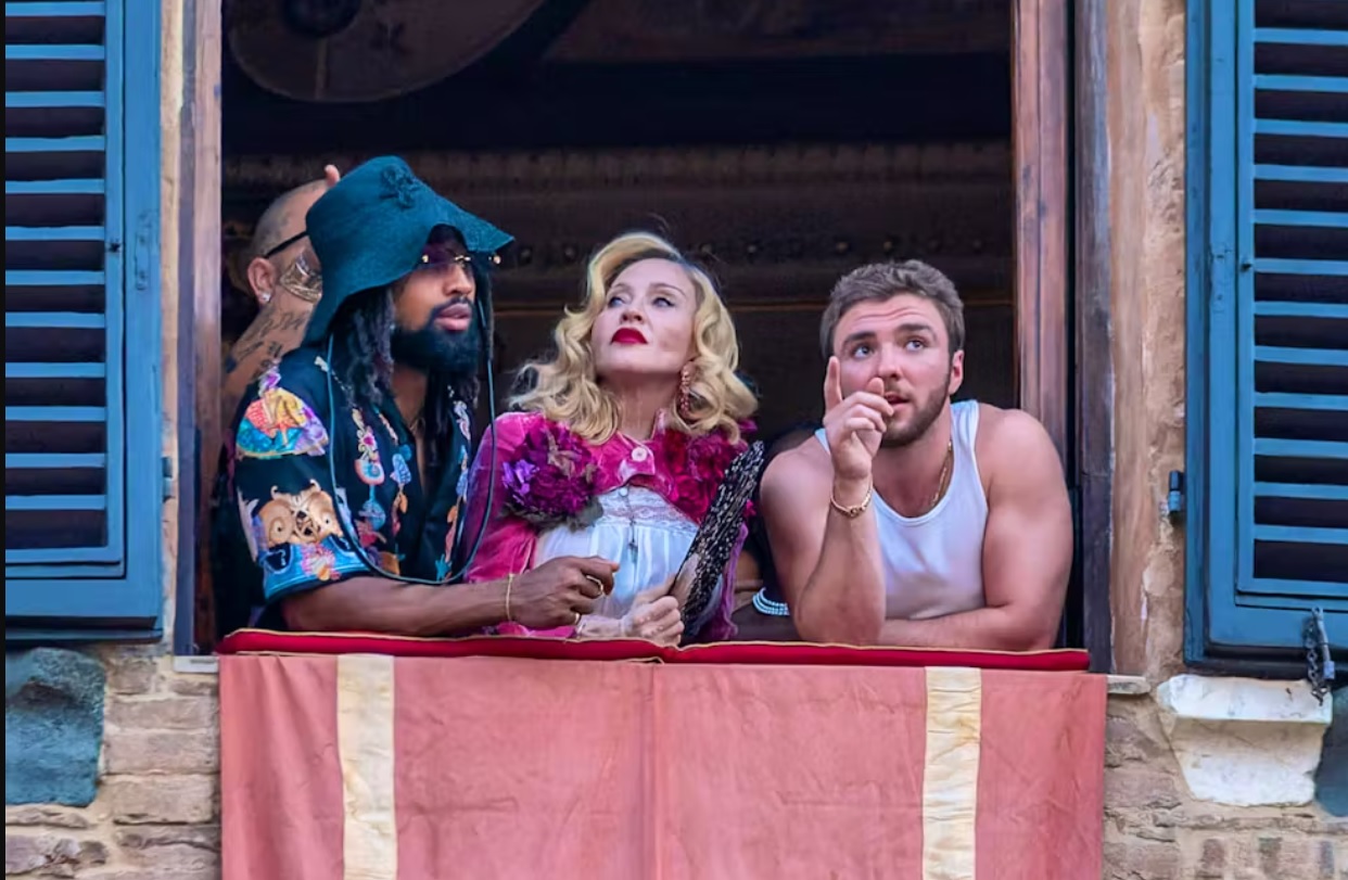 Dünyaca ünlü şarkıcı Madonna, doğum gününde Siena’daki tarihi Palio at yarışını izledi.