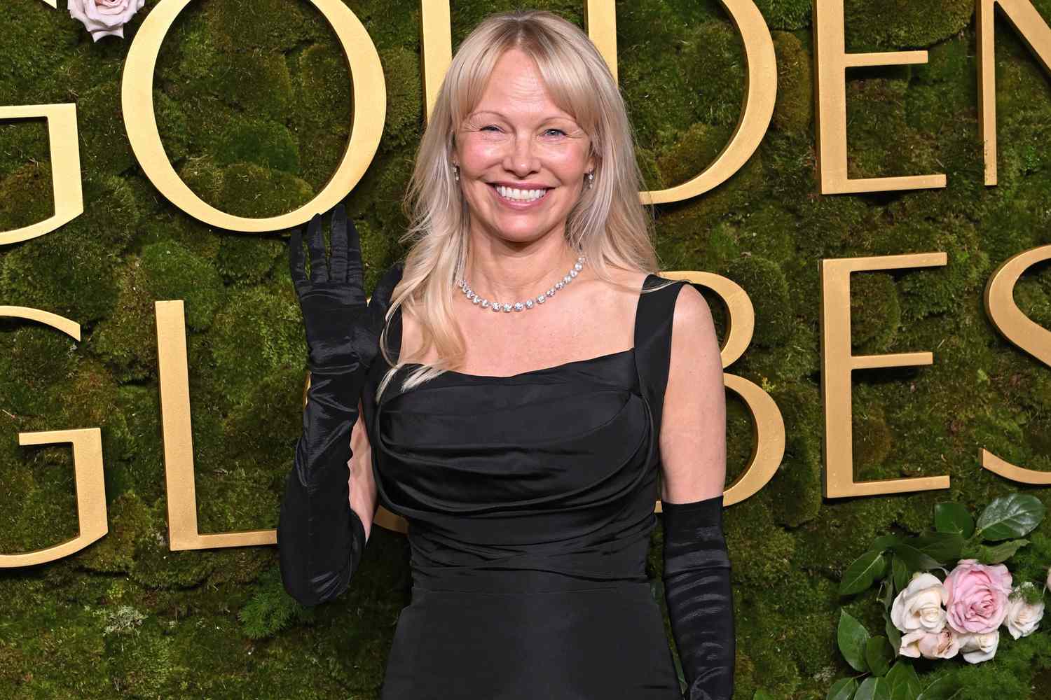 “The Last Showgirl” filmindeki performansıyla ödül adaylıkları kazanan Pamela Anderson, yeniden Hollywood’un gündemine oturdu.