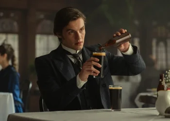 House of Guinness’in ikinci sezonu daha ilk bölüm yayınlanmadan onaylandı 10 Netflix’in yeni dizisi House of Guinness, 25 Eylül’de izleyiciyle buluşurken, yapımcı Stephen Knight dizinin ikinci sezon için onay aldığını açıkladı.