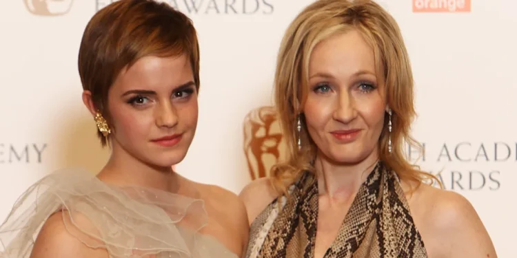 Harry Potter serisinin yazarı J.K. Rowling, Emma Watson’ın son podcast açıklamalarına X hesabından uzun bir metinle karşılık verdi. Rowling, oyuncuyu “cahil” olmakla suçladı.