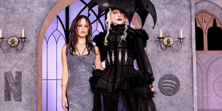 Jenna Ortega ve Lady Gaga’dan “Wednesday” için gotik buluşma 1 “Graveyard Gala” davetinde kırmızı halıya çıkan Jenna Ortega ve Lady Gaga, gotik esintili uyumlu tarzlarıyla dikkatleri üzerlerine çekti.