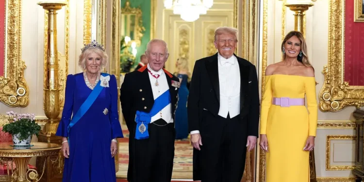 Melania Trump İngiltere çıkarmasında şıklığıyla büyüledi 1 ABD Başkanı Donald Trump ile ikinci kez İngiltere’ye resmi ziyarette bulunan Melania Trump, kraliyet protokolü kadar zarif stiliyle de tüm dikkatleri üzerine çekti.