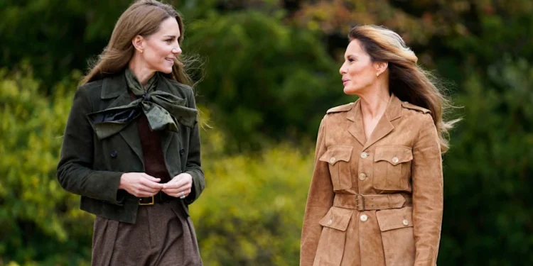 Melania Trump ve Kate Middleton’dan tarihi buluşma 1 Melania Trump ile Galler Prensesi Kate Middleton, Başkan Donald Trump’ın ikinci resmi İngiltere ziyareti kapsamında ilk kez yalnız bir etkinlikte buluşarak tarihe geçti.