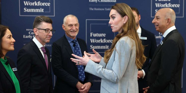 Prenses Kate Middleton’tan çocukların geleceğine dair sevgi odaklı mesaj 1 Galler Prensesi Kate Middleton, erken çocukluk dönemine ilişkin düzenlenen özel zirvede, sevginin bireyin yaşamını şekillendiren en güçlü unsur olduğunu vurguladı.