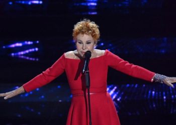 Ünlü İtalyan şarkıcı Ornella Vanoni, Milano’daki evinde geçirdiği kalp krizi sonrası 91 yaşında yaşamını yitirdi.