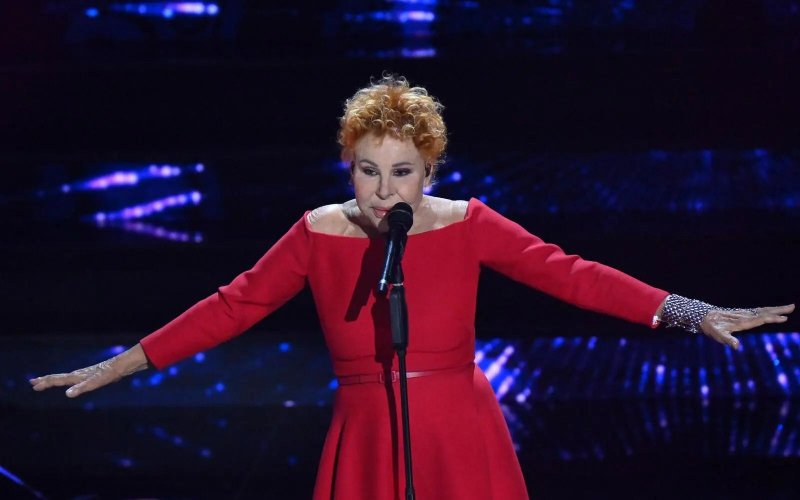 Ünlü İtalyan şarkıcı Ornella Vanoni, Milano’daki evinde geçirdiği kalp krizi sonrası 91 yaşında yaşamını yitirdi.