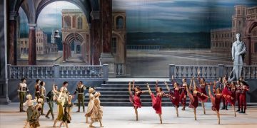 ‘Romeo ve Juliet’ yeniden AKM sahnesinde 6 İstanbul Devlet Opera ve Balesi’nin geçtiğimiz sezon prömiyer yapan etkileyici ‘Romeo ve Juliet’ balesi, yeniden sanatseverlerle buluşuyor.