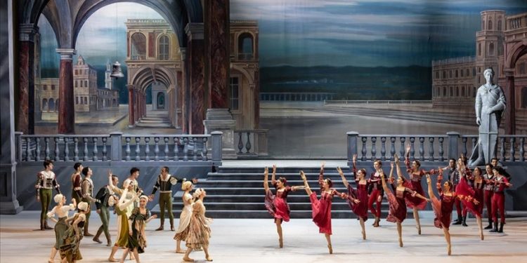 ‘Romeo ve Juliet’ yeniden AKM sahnesinde 1 İstanbul Devlet Opera ve Balesi’nin geçtiğimiz sezon prömiyer yapan etkileyici ‘Romeo ve Juliet’ balesi, yeniden sanatseverlerle buluşuyor.