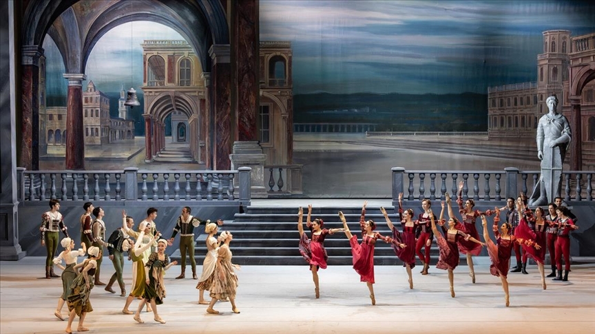 İstanbul Devlet Opera ve Balesi’nin geçtiğimiz sezon prömiyer yapan etkileyici ‘Romeo ve Juliet’ balesi, yeniden sanatseverlerle buluşuyor.